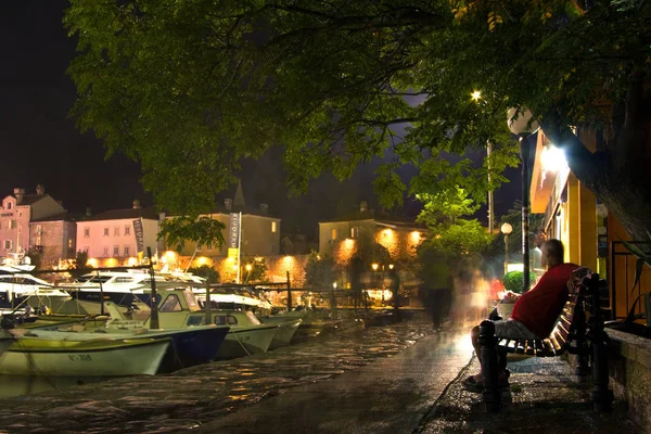 Hombre Solo Sentado Paseo Marítimo Budva Montenegro Mediterráneo Concepto Tiempo — Foto de Stock