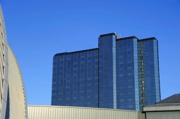 Edificio Con Fachada Vidrio Que Eleva Por Encima Los Revestidos — Foto de Stock