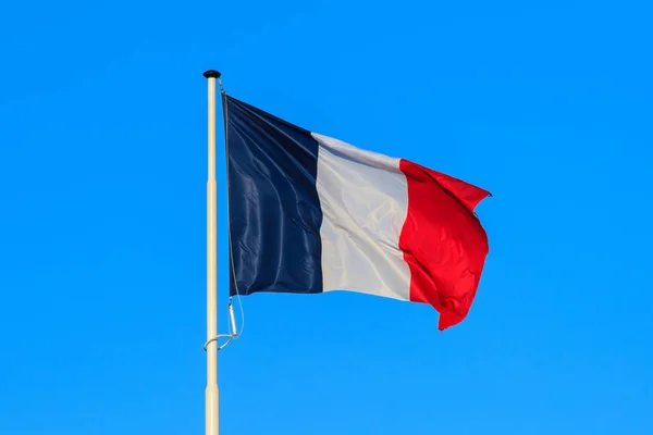 Французский Флаг Фоне Голубого Неба — стоковое фото