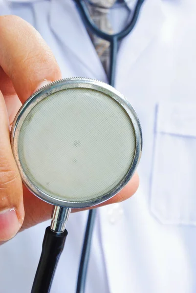 Mão Médico Segurando Prata Estetoscópio Estéril Saúde Medicina Conceito — Fotografia de Stock