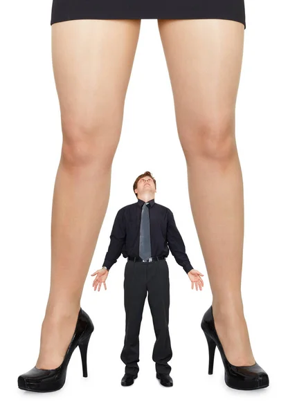 女性の足と白い背景の上の少し驚いて男 — ストック写真