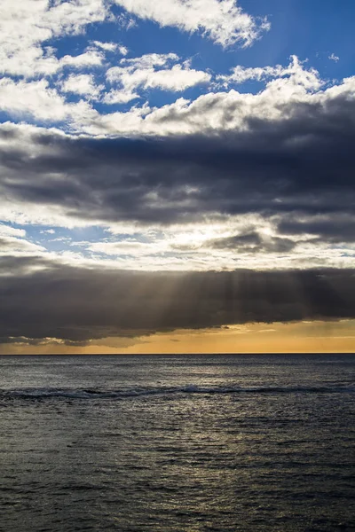 Sun Ray Straalt Van Achter Wolken Stille Oceaan — Stockfoto