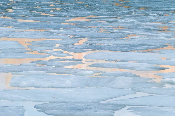 春湖の氷の融解 — ストック写真