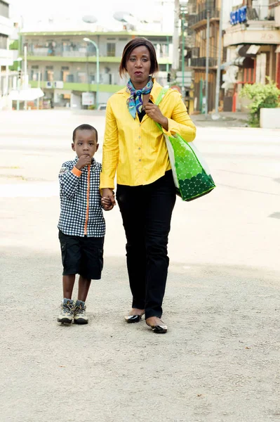 Tato Mladá Žena Její Dítě Chodí Ulici Bez Obav — Stock fotografie