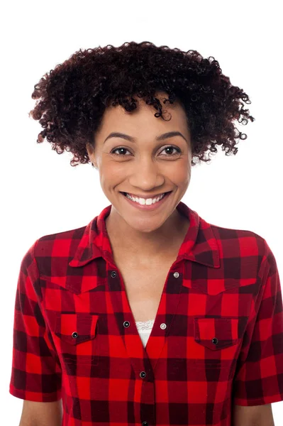 Hermosa Mujer Africana Sonriendo Aislada Sobre Blanco — Foto de Stock