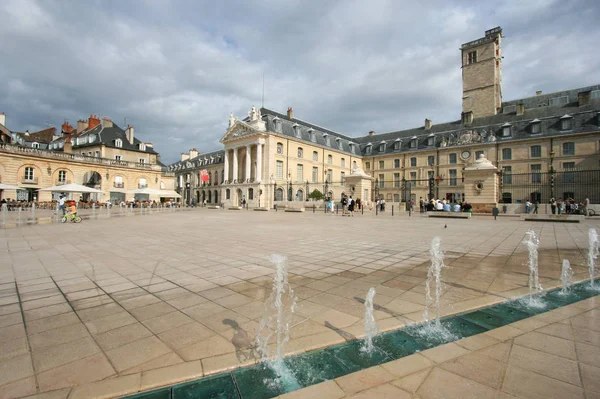 Площадь Освобождения Дворец Герцогов Бургундии Palais Des Ducs Bourgogne Дижоне — стоковое фото