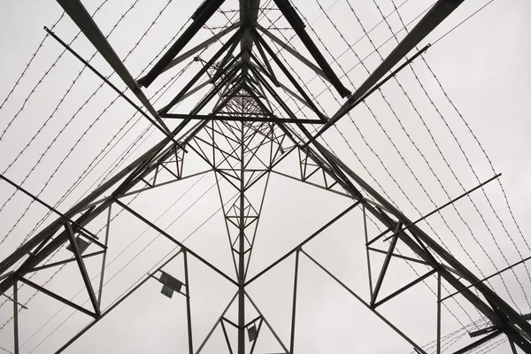 Χαμηλή Γωνία Βολή Του Πυλώνα Ηλεκτρισμού Shot Φακό 20Mm — Φωτογραφία Αρχείου