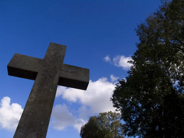 Velký Dominantní Kamenný Kříž Proti Obloze Jako Symbol Náboženství Křesťanství — Stock fotografie