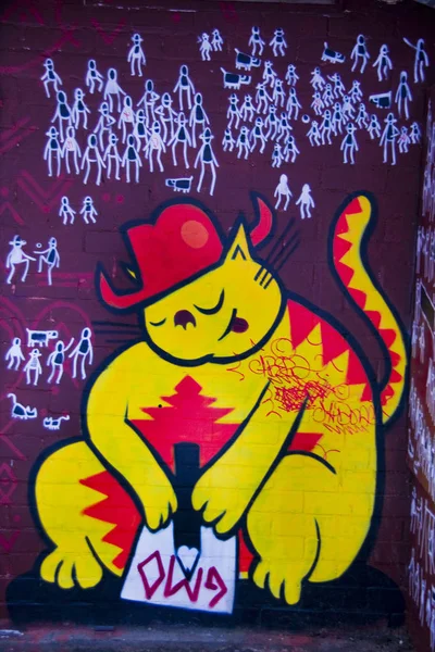 Graffiti Fumetto Giallo Gatto Con Cappello Rosso Sul Muro Viola — Foto Stock