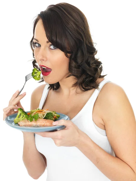 Mujer Joven Sana Comiendo Salmón Verduras — Foto de Stock