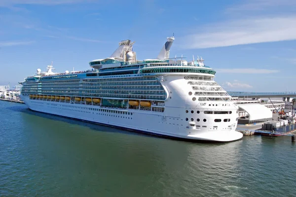 Crucero Con Destino Caribe Tomando Pasajeros Puerto Miami — Foto de Stock