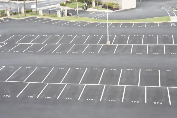 Grande Numerado Estacionamento Vazio Com Espaços Offset — Fotografia de Stock