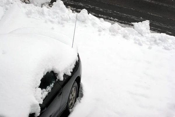 Vehículo Cubierto Nieve Nevado Justo Después Que Arado Ciudad Pasó —  Fotos de Stock