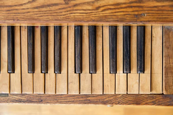 Vista Superior Piano Madera Viejo Con Teclas Marrones Negras — Foto de Stock