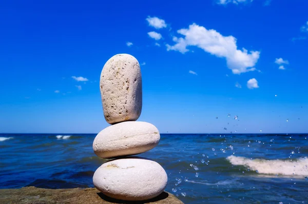 Tre Stenar Bakgrunden Vattendroppar Havet — Stockfoto