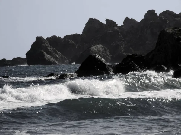 Típica Costa Rocosa Malta Salpicada Escarpadas Gotas Acantilados Irregulares — Foto de Stock