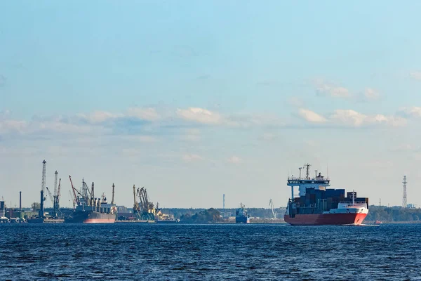 Красный Контейнерный Корабль Плывущий Балтийскому Морю — стоковое фото