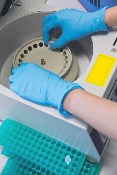 Cientista Pesquisa Colocando Tubo Ensaio Tempo Real Pcr Máquina Perto — Fotografia de Stock