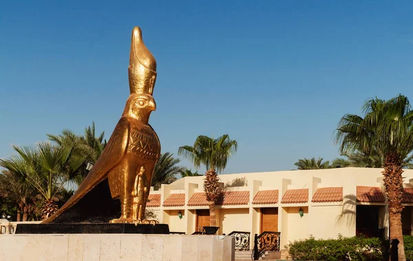 Золота Статуя Гора Falcon Чолі Єгипетського Бога Небесного Чиї Праве — стокове фото