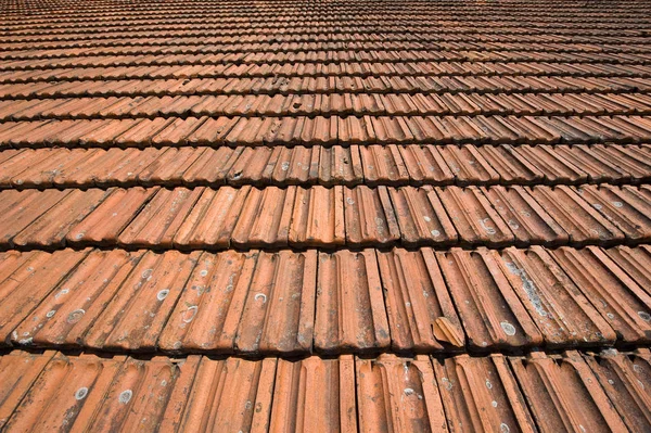 古い赤いタイルで屋根の広角ショット ディープフォーカス — ストック写真