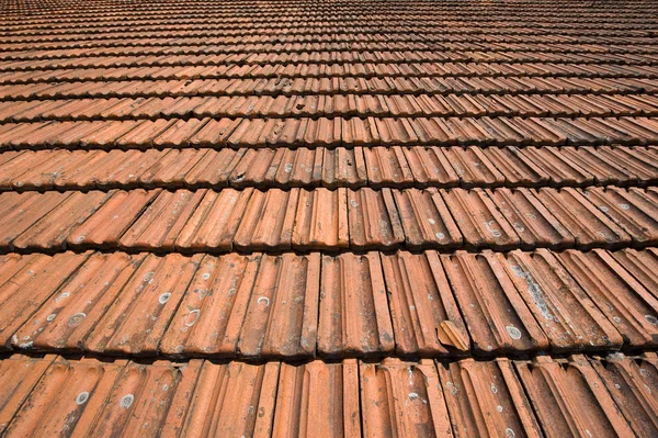 Amplio Ángulo Tiro Techo Con Azulejos Rojos Viejos Enfoque Profundo —  Fotos de Stock