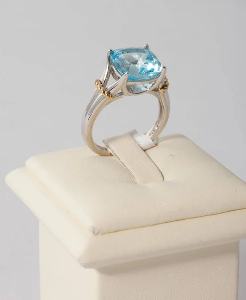 Anel Com Pedra Azul Suporte Exibição — Fotografia de Stock
