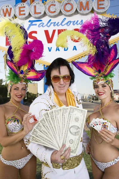 Elvis Presley Imitador Segurando Dinheiro Casino Dançarinos Segurando Jogar Cartas — Fotografia de Stock