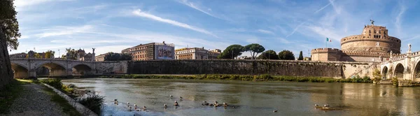 Uitzicht Rivier Tiber Met Ponte Sant Angelo Langs Stad Rome — Stockfoto