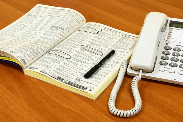 白色电话簿 和木桌上的标记 — 图库照片