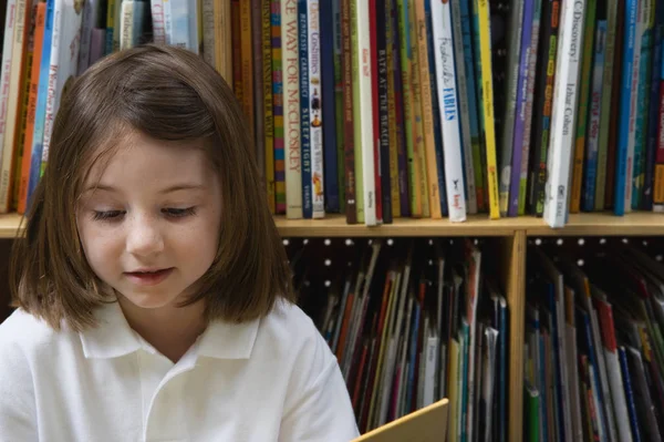 Cerca Little Girl Reading — Foto de Stock