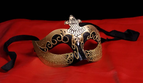 Uma Máscara Veneziana Intrincada Disparada Couro Vermelho — Fotografia de Stock