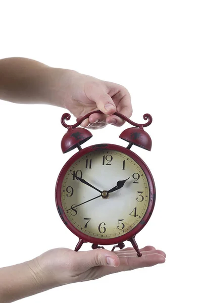 Vrouwelijke Handen Met Oude Rode Alarm Clock — Stockfoto