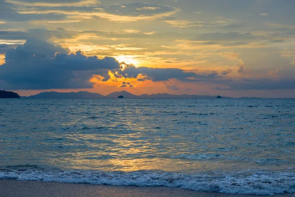 Blauwe Andamanse Zee Prachtige Wolken Oranje Lucht Tijdens Zonsondergang — Stockfoto