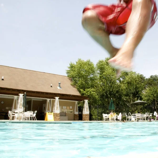 Niño Saltando Piscina — Foto de Stock