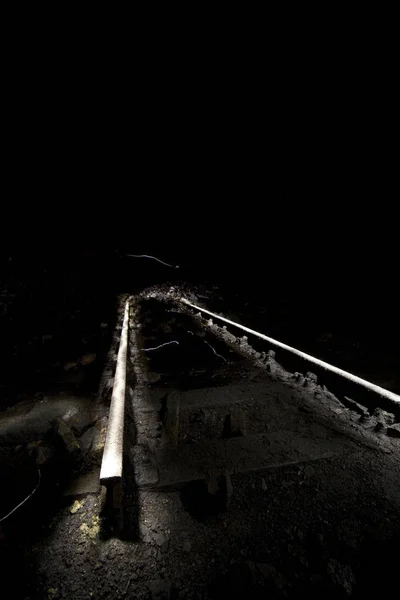 创意照明的旧铁轨和铁路卧铺 废弃的铁路隧道中的地下灯光绘画 黑暗创造性地用火把点燃 — 图库照片