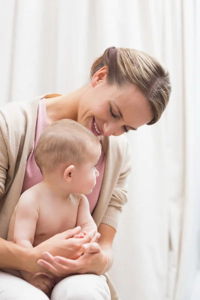 Sonriente Madre Mirando Bebé Sentado Regazo — Foto de Stock