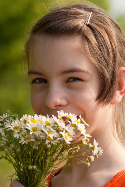Adolescente Avec Bouquet Fleurs Sauvages — Photo