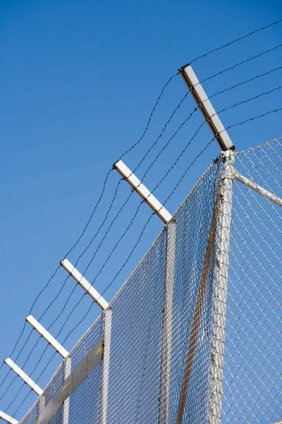 Zaun Des Sperrgebiets Gegen Blauen Himmel — Stockfoto