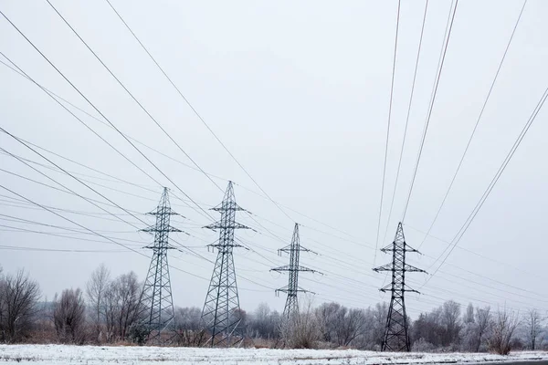 Sistema Postes Eletricidade Linhas Energia Fora Cidade Dia Inverno — Fotografia de Stock