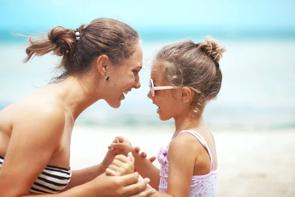 Lycklig Familj Vila Stranden Sommar Mamma Med Hennes Gamla Barn — Stockfoto