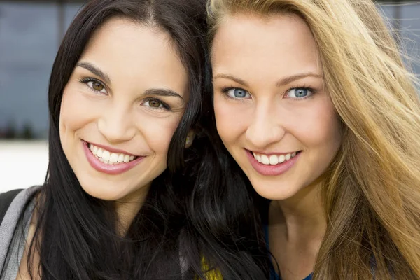 Dois Belos Felizes Adolescentes Estudantes Sorrindo — Fotografia de Stock