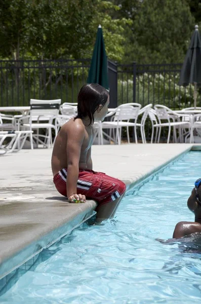 Niño Jugando Piscina — Foto de Stock