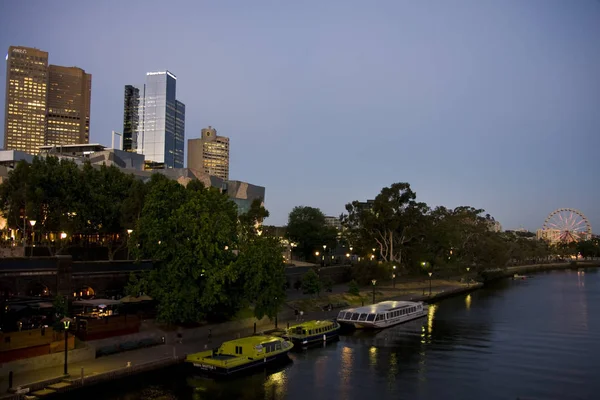 Horizonte Melbourne Río Yarra Crepúsculo Con Reflejo Agua Rueda Ferris — Foto de Stock