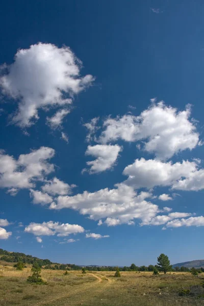 Голубое Небо Лугу Городе Теруэль Кано 40D — стоковое фото