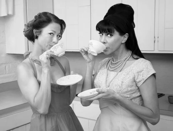 Twee Retro Stijl Vrouwen Drinken Koffie Keuken — Stockfoto