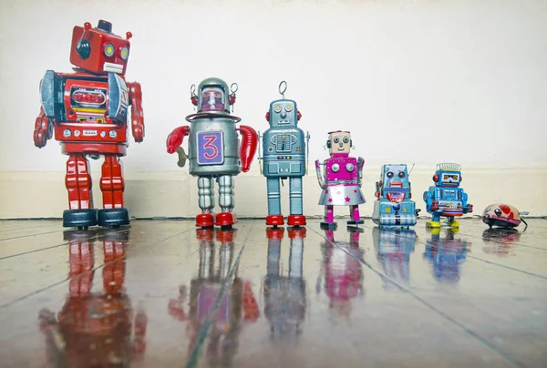 Eine Reihe Von Retro Robotern Auf Einem Holzboden Mit Spiegelung — Stockfoto