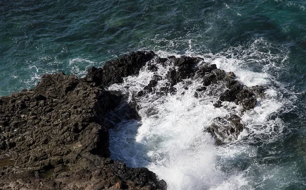 Océano Pacífico Rompiendo Contra Rocas — Foto de Stock