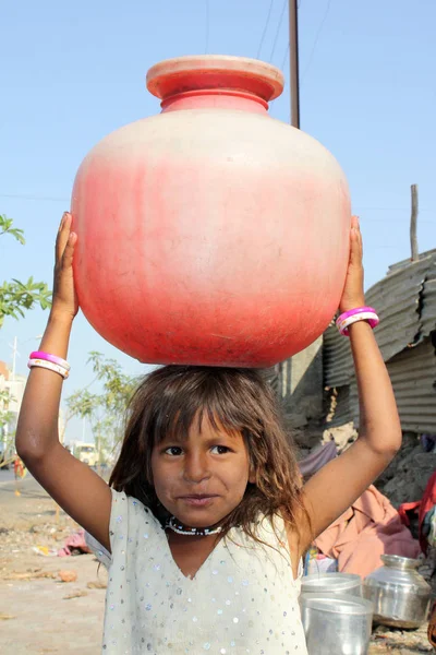 Una Pobre Chica India Llevando Agua Casa Una Olla Plástico —  Fotos de Stock