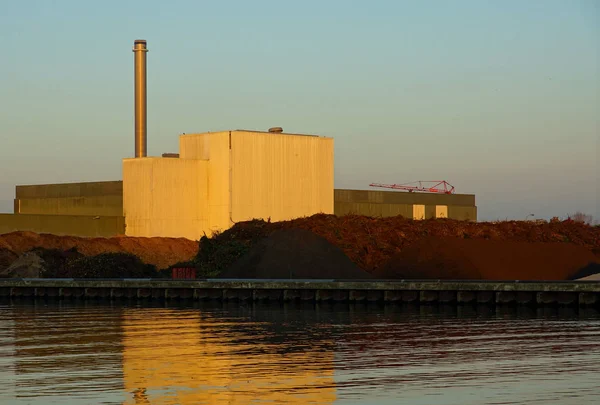 Fabriek Buurt Van Rivier Net Voor Zonsondergang — Stockfoto