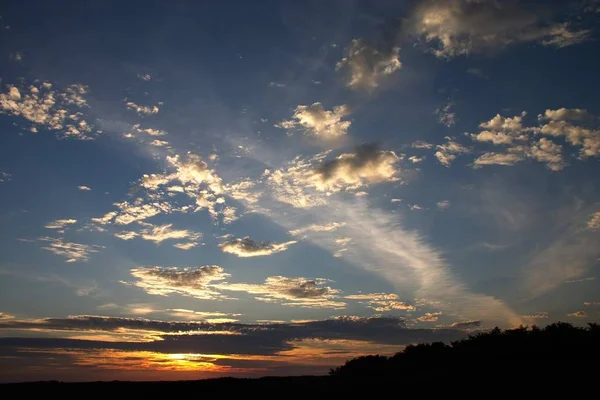 Égbolt Színfelhőkkel Napkelte Által Megvilágítva — Stock Fotó